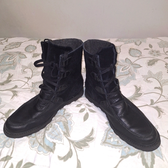 A pair of Sorel men\'s black leather and suede boots in a size 13.